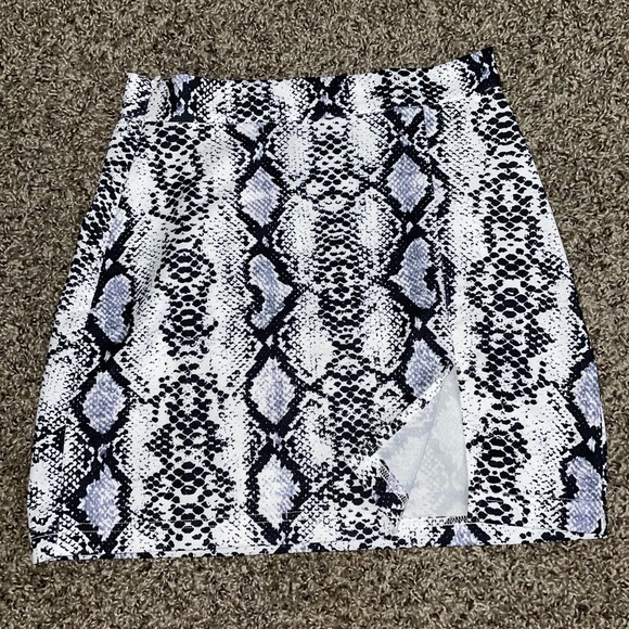 SHEIN Snakeskin Print Vented Mini Skirt - Picture 1 of 3